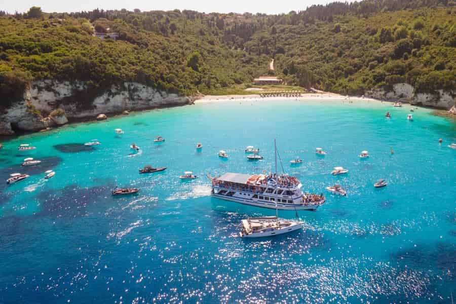 Parga: Paxos, Antipaxos & Blaue Grotten + Lakka & Gaios + Schwimmen. Foto: GetYourGuide Parga: Paxos, Antipaxos & Blaue Grotten + Lakka & Gaios + Schwimmen. Foto: GetYourGuide