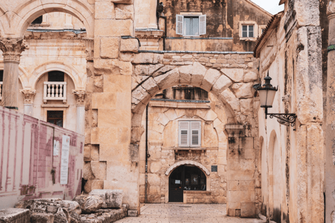 Private Walking Tour in Old Center Split with Licensed GuideTour privato a piedi nel centro storico di Spalato con guida autorizzata