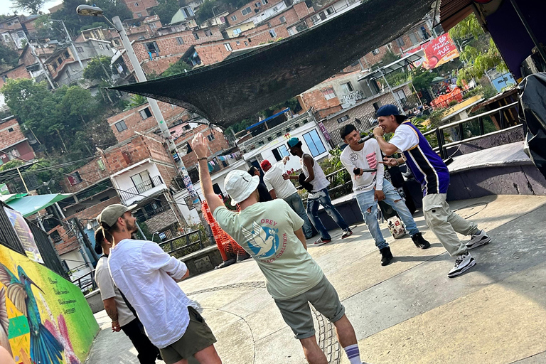 Global guided tour Medellín + Comuna 13 - In french Guided tour Medellín