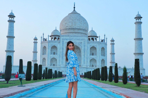 From Delhi: Private Taj Mahal & Agra Tour with 5-Star Lunch Local Expert Tour Guide Only