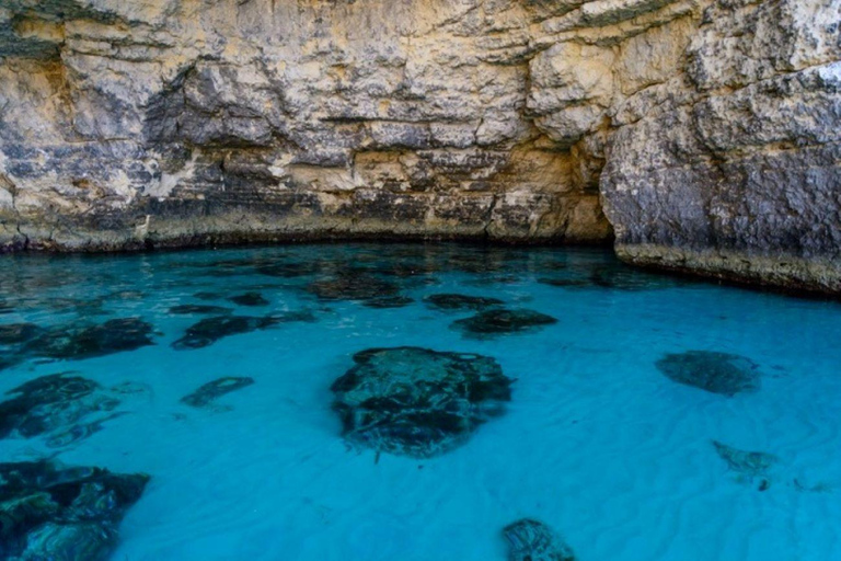 Mellieha: paseo en barco por Comino, cuevas y laguna azulMellieha: Paseo en barco por Comino, Cuevas y Laguna Azul