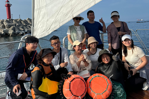 Jeju: Yacht Tour with Optional Sunset or Haenyeo Experience Sunset Tour