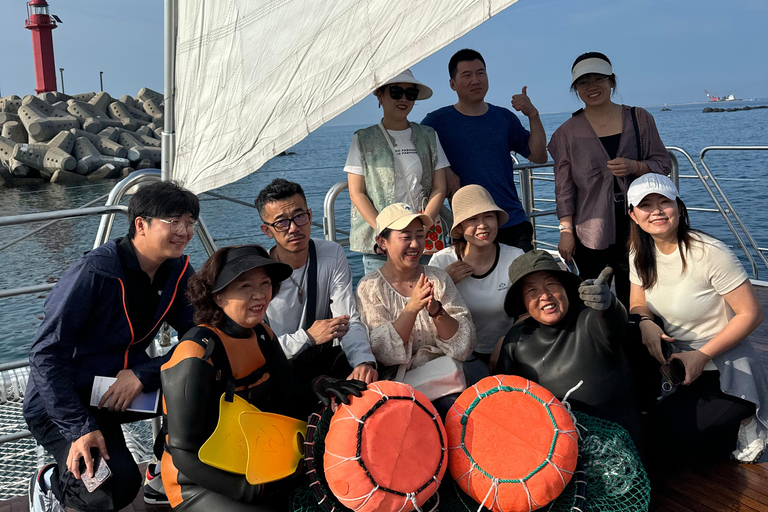 Jeju: Yacht Tour with Optional Sunset or Haenyeo Experience Sunset Tour