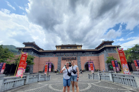 Hoi An, les collines de Ba Na et le pont d&#039;or en voiture privéeDe Hoi An aux collines de Ba Na