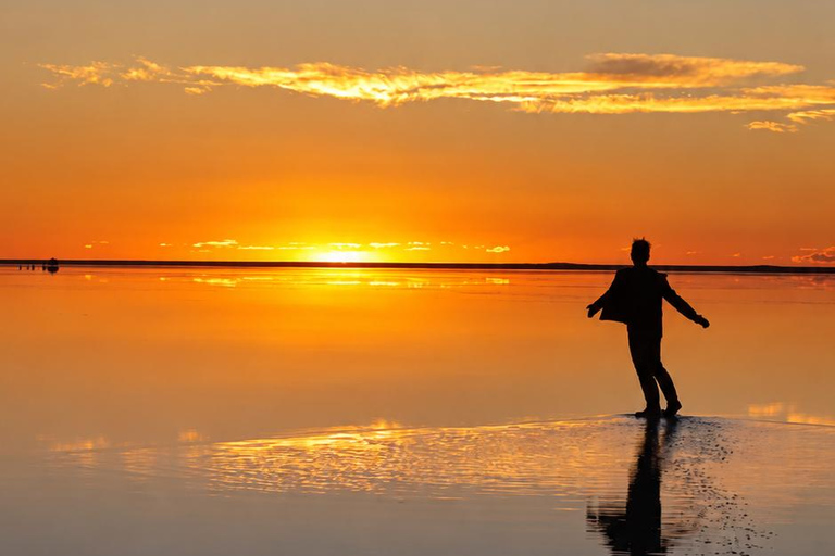 Uyuni: 3-Day Salt Flats Expedition to San Pedro de Atacama Uyuni Tour with Local Spanish Driver