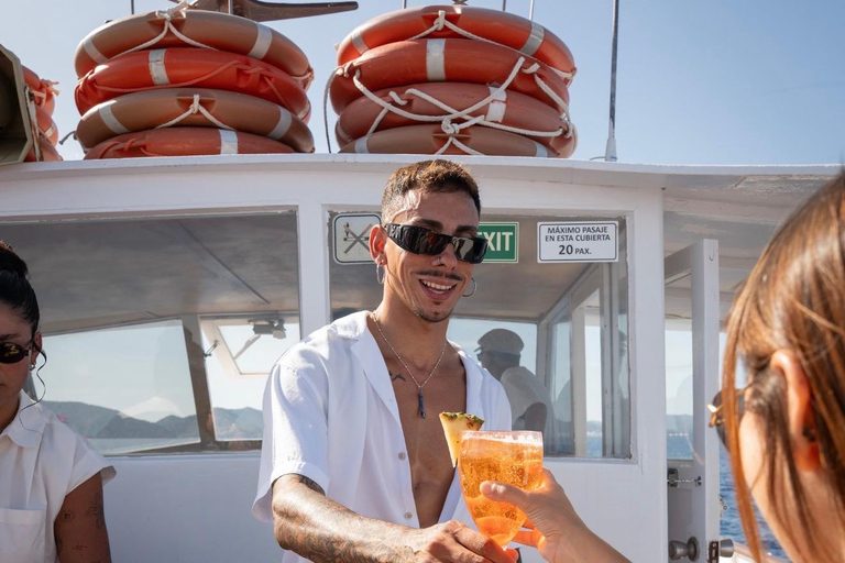 Ibiza: Solar Eclipse Cruise with Lunch, Drinks, and DJ