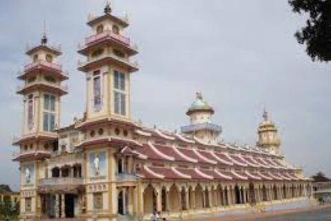 Túneis de Cu Chi e Templo de Cao Dai (Montanha Ba Den) Dia inteiroTúneis de Cu Chi e Templo Cao Dai (Montanha Ba Den) Dia inteiro