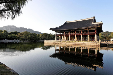 Seoul: Guided Korean Monster Tour at Gyeongbok Palace
