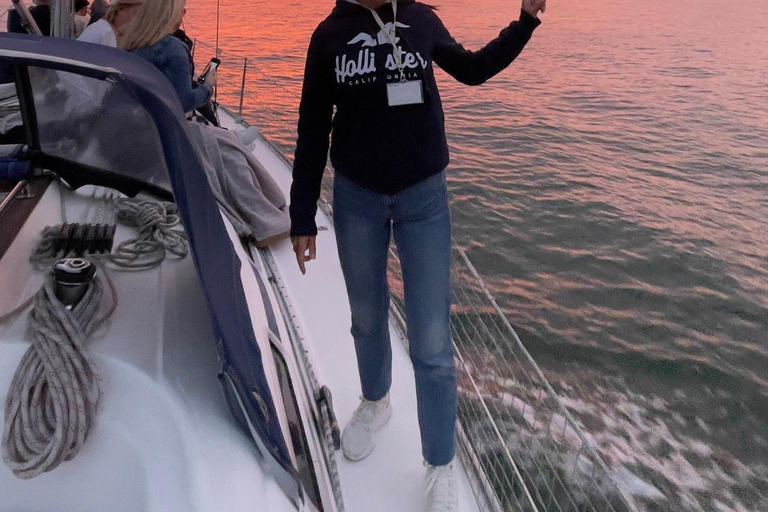 Lisboa:Sunset Sailing Tour at Tagus River with welcome drink