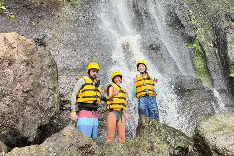 Paseo en quad por Ubud y Tubing por el río con cascada y cañón ocultosPaseo en quad individual