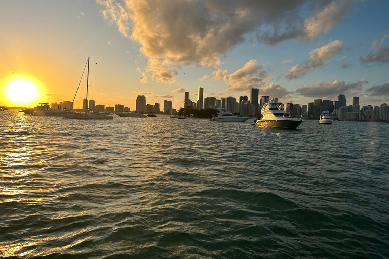 Faites l&#039;expérience de l&#039;ultime croisière au coucher du soleil à bord d&#039;un yacht de 50 pieds !