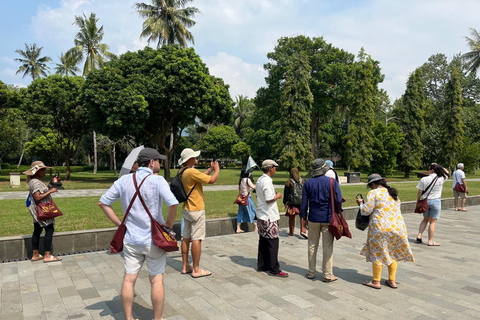 Yogyakarta : Visite guidée de l&#039;ascension de Borobudur et des temples de PrambananVisite partagée Billet d&#039;entrée au temple inclus