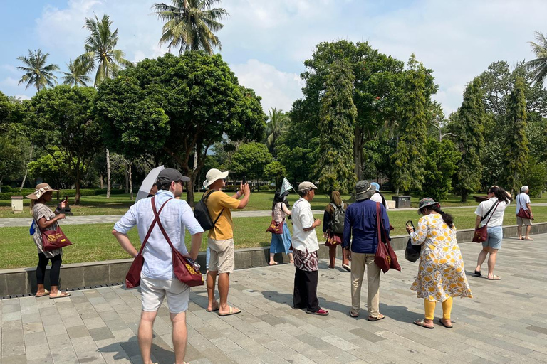 Yogyakarta: Borobudur Climb to the top Included Cycling Tour