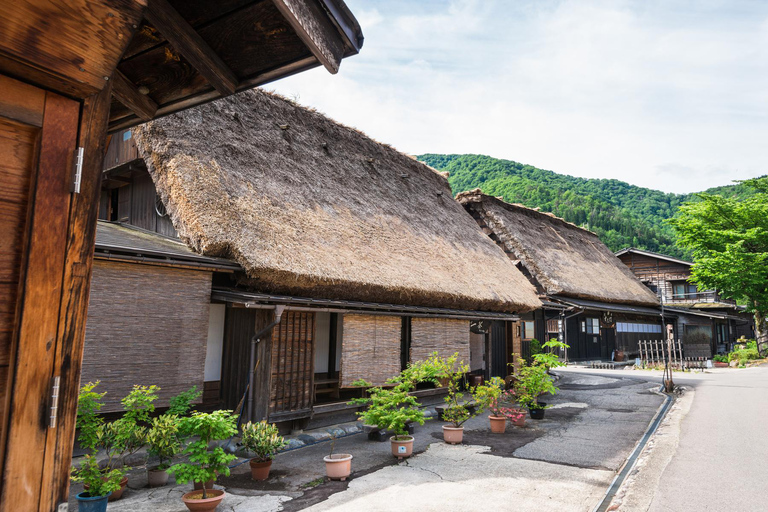 From Kanazawa: Shirakawago Tour with Guide & Transportation Car