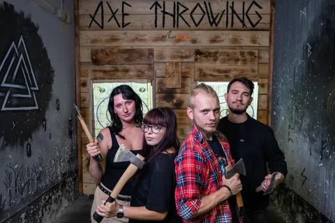 Axe Throwing i Fun Arena i centrala Prag