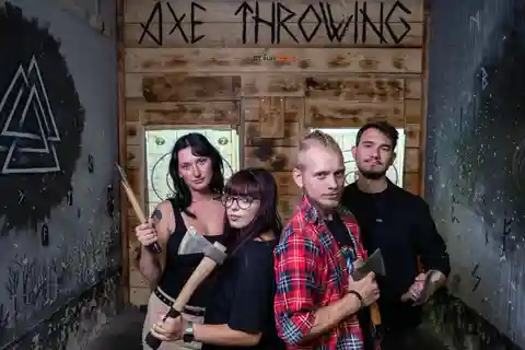 Axe Throwing i Fun Arena i centrala Prag
