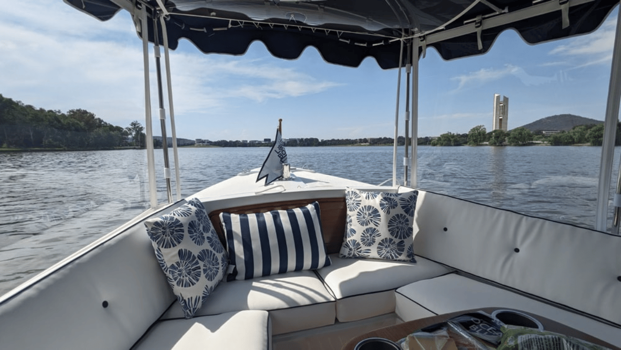 Canberra: Fahre selbst ein Elektroboot auf dem Lake Burley Griffin