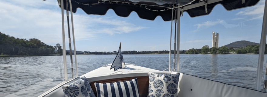 Canberra : bateau électrique autonome sur le lac Burley Griffin