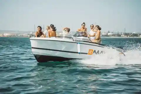 Tarente : Coucher de soleil sur un bateau avec apéritif