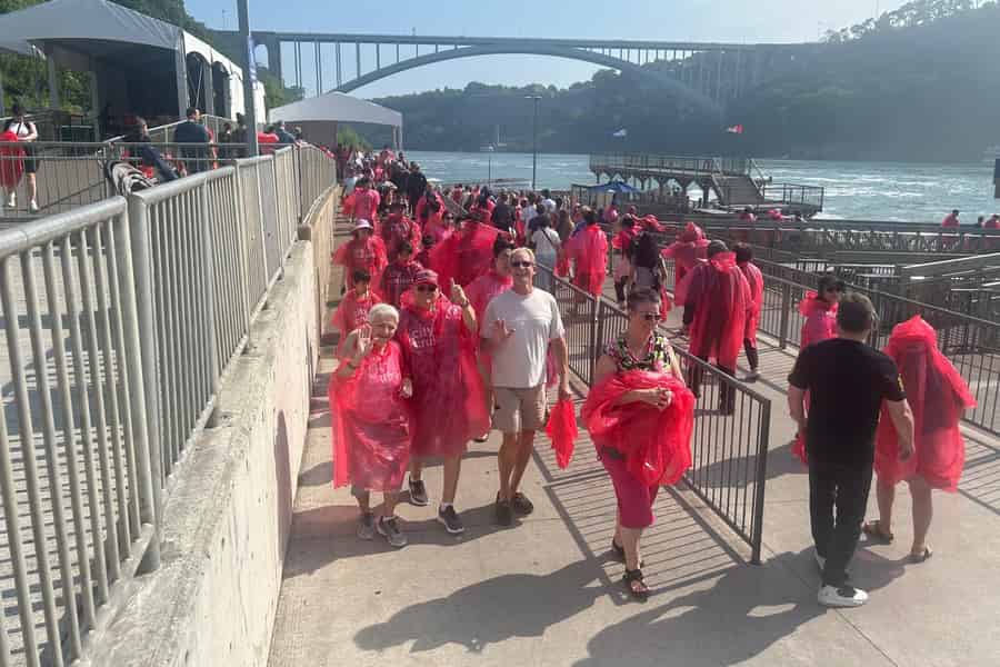 Niagarafälle: Turm, Bootsfahrt & Reise hinter die Wasserfälle. Foto: GetYourGuide
