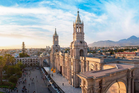 De Arequipa: City tour em Mirabus | Mirante de Yanahuara | Você pode fazer um passeio de carro ou de ônibus em Arequipa.