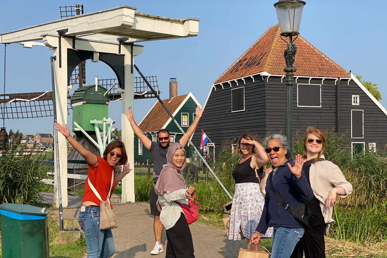 From Amsterdam: Keukenhof Tulips, Windmills & Volendam