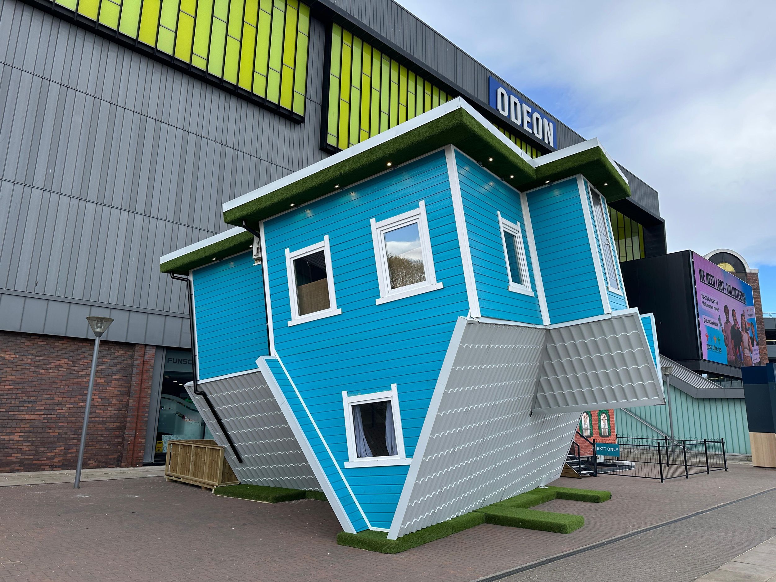 Metrocentre: Ticket für das Upside Down House