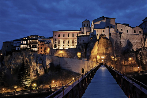 Cuenca: Nighttime Highlights Walking Tour in Spanish