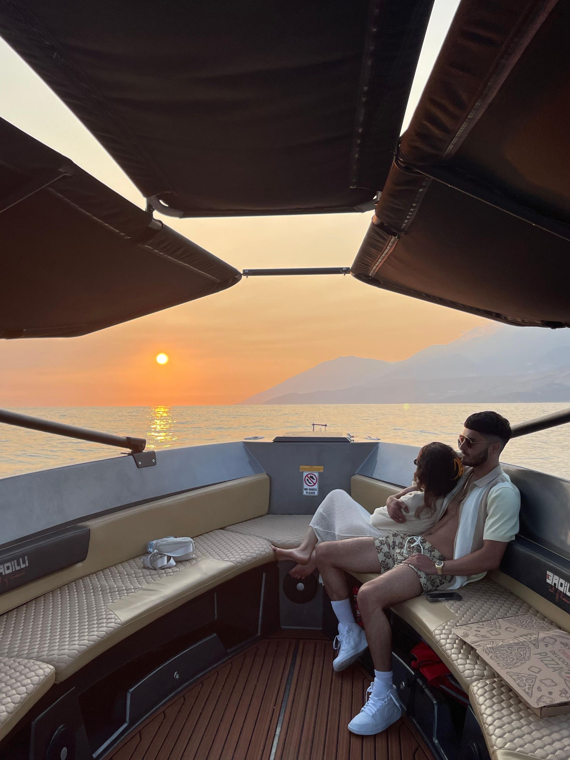 Sonnenuntergangsabenteuer in Himara: Porto Palermo & U-Boot-Tunnel