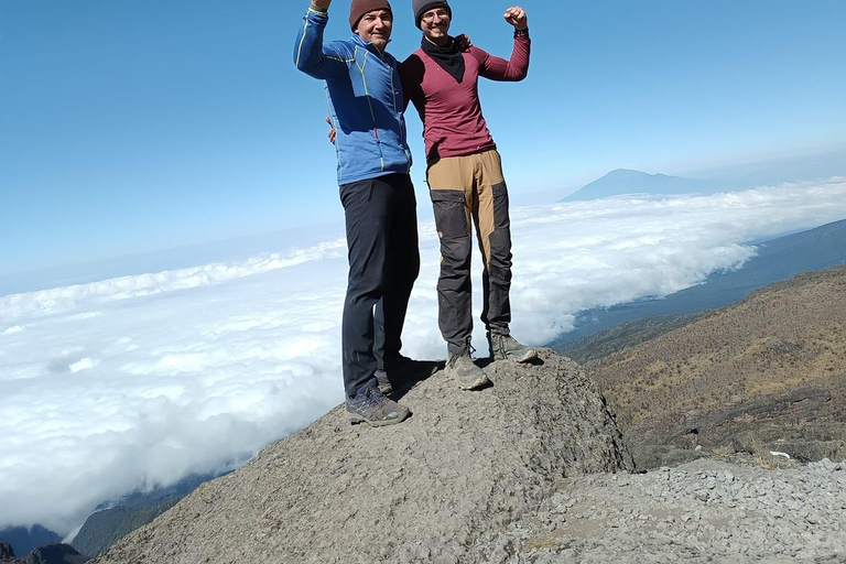 5 giorni di scalata del Kilimanjaro lungo la via Marangu