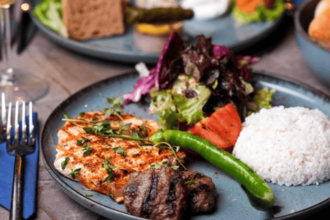 Istanbul: oudejaarsavond rondvaart &amp; diner op Bosporus2026Privétafel met diner en drankjes - trefpunt