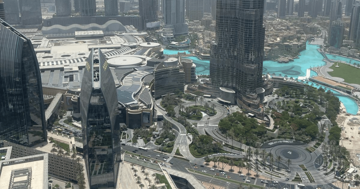 Откройте для себя Дубай, взяв напрокат роскошный автомобиль с водителем ...