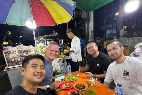 Jakarta: avondwandeltour met snacks en dinerJakarta: nachtelijke wandeltour met snacks en diner