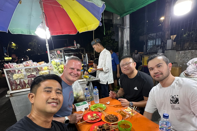 Jakarta: avondwandeltour met snacks en dinerJakarta: nachtelijke wandeltour met snacks en diner
