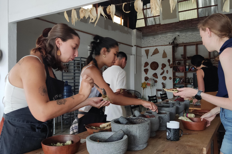 Prepara un Mole Oaxacano da un cuoco tradizionale.