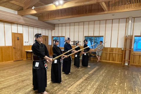 Tokyo: Japanese Kendo Experience with High-Ranked Instructor Let's experience kendo, a traditional Japanese martial art!