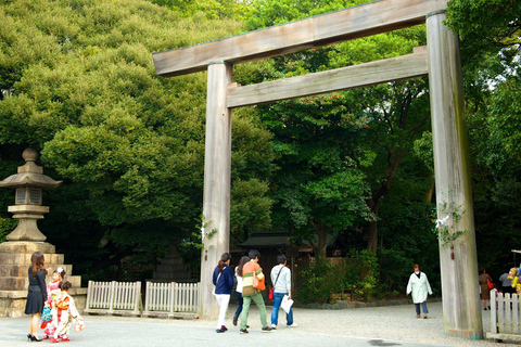 Tour Atsuta Jingu, one of Japan&#039;s three most sacred shrines.