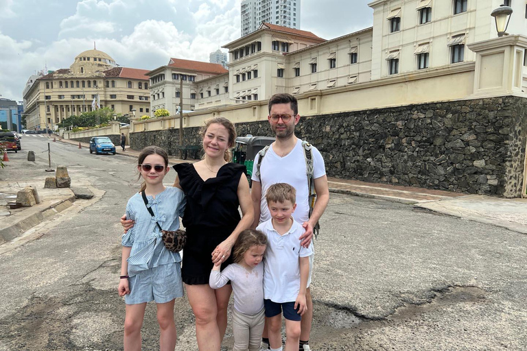 Colombo: Heritage Tuk Tuk Tour with Lunch & Local Guide