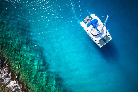 Au départ d'Ornos : Croisière en catamaran Mykonos Delos avec repas et SUPCroisière en catamaran semi-privée à Mykonos | Jouets aquatiques et repas