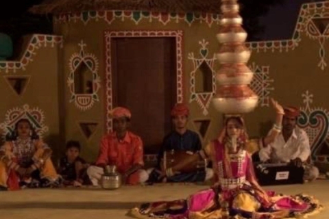 Visita cultural al pueblo de Chokhi Dhani con cena en coche