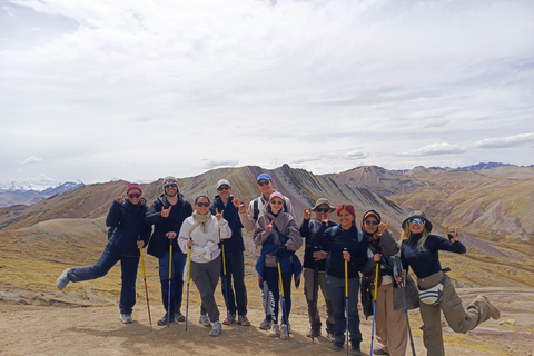 Cusco: Palcoyo rainbow mountain tour - drop-off at the airport Cusco: Palcoyo Mountain Colors Tour - Airport Drop-off