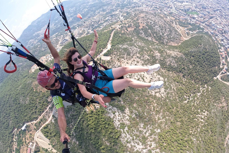 Alanya: Tandem skärmflygning upplevelse och flygning VideoAlanya:Skärmflygningsupplevelse Välkomnande på mötesplatsen