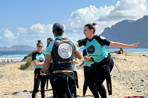 Famara, Lanzarote: surf lessons in small groups for beginners Famara: surf lessons for beginners in small groups