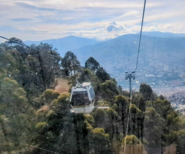 Arvi Park Yürüyüş turu ve Metrocable'dan şehir manzarası.