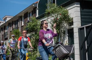 Fahrradtour durch das ländliche Amsterdam mit Regenbogen und Windmühlen, mit einem Gay Guide.