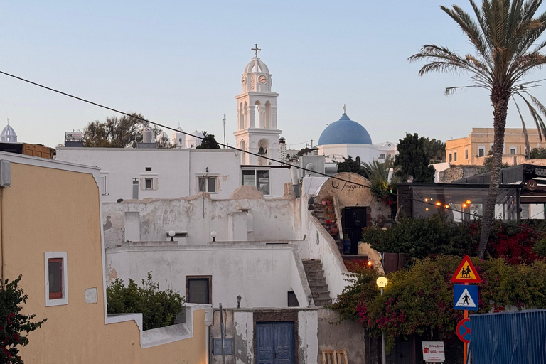 Santorini: Oia Walking Tour and Lighthouse Sunset with Wine