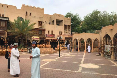 Całodniowa wycieczka do Nizwa Market &amp; Fort-Jabreen Castle-Bahla Fort