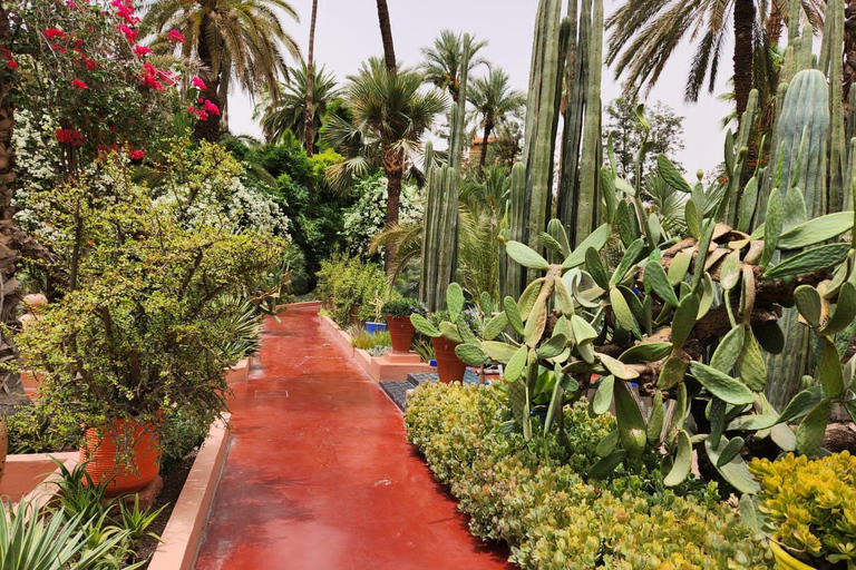 Maravillas de Marrakech: Zocos y Monumentos al Descubierto