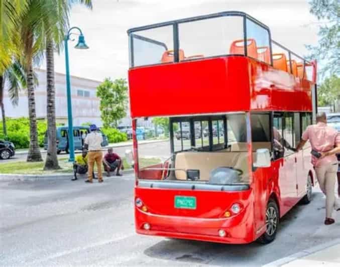 Grand Turk: Autobusový zájezd po zajímavostech ostrova s pláží a obědem