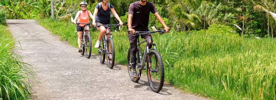Circuits cyclistes panoramiques à travers la campagne de Sidemen à Bali